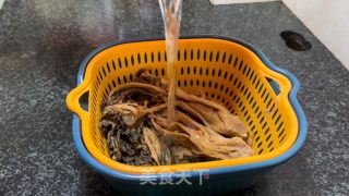 梅菜焖五花肉的做法步骤：1