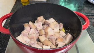 梅菜焖五花肉的做法步骤：5