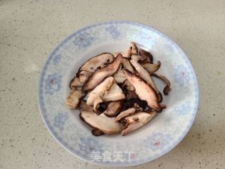 香菇炒黄豆芽的做法步骤：1