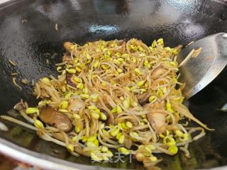 香菇炒黄豆芽的做法步骤：4