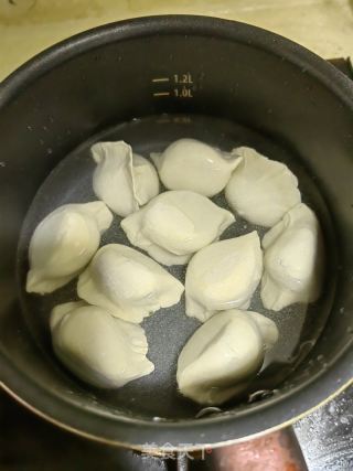 生菜煮水饺的做法步骤：1