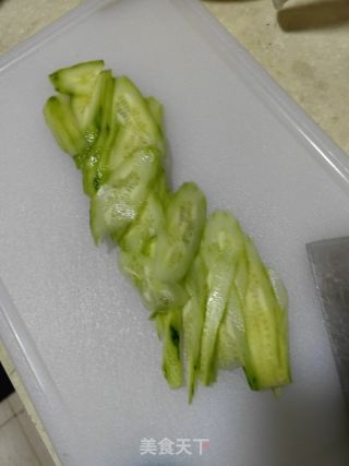 黄瓜拌肉片的做法步骤：2