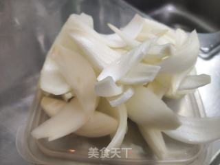 洋葱焖鸡翅的做法步骤：3