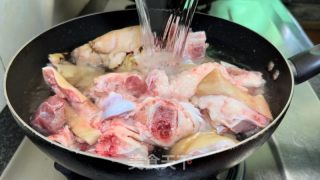 黄豆焖猪脚的做法步骤：1