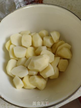 土豆烧牛肉的做法步骤：1