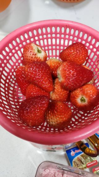 草莓慕斯蛋糕的做法步骤：1