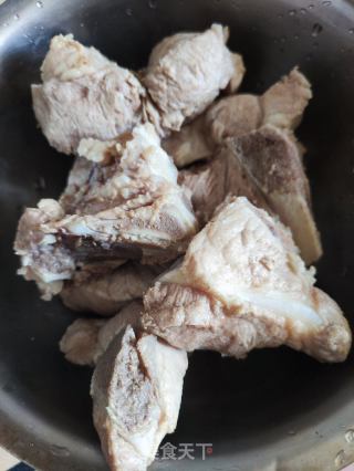 姬松茸萝卜龙骨汤的做法步骤：1