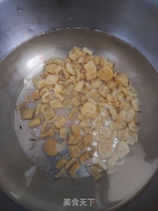 姬松茸萝卜龙骨汤的做法步骤：2