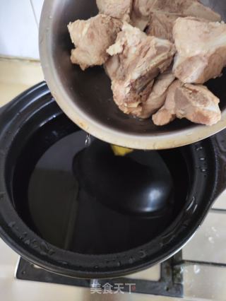 姬松茸萝卜龙骨汤的做法步骤：5