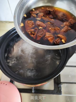 姬松茸萝卜龙骨汤的做法步骤：6