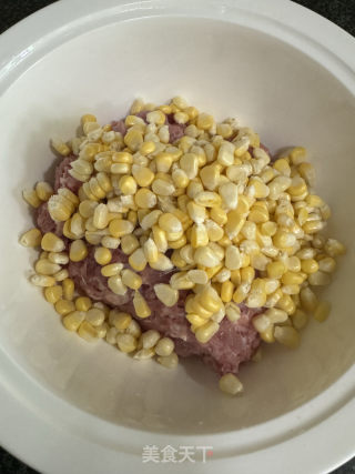猪肉玉米锅贴的做法步骤：3