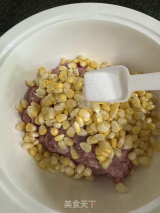 猪肉玉米锅贴的做法步骤：4