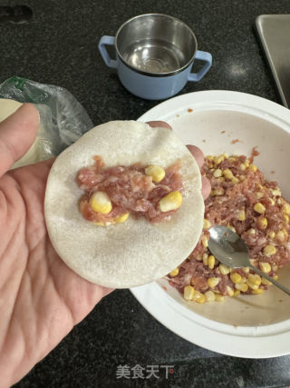 猪肉玉米锅贴的做法步骤：8