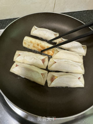 猪肉玉米锅贴的做法步骤：11