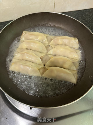 猪肉玉米锅贴的做法步骤：13