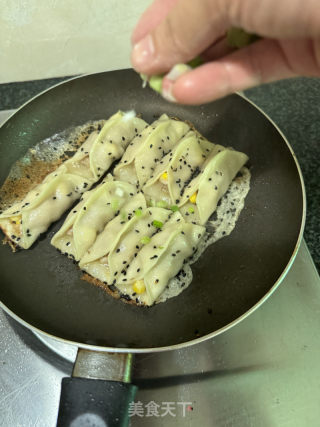 猪肉玉米锅贴的做法步骤：14
