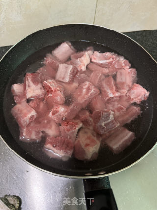排骨烧鹌鹑蛋的做法步骤：1