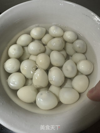 排骨烧鹌鹑蛋的做法步骤：2