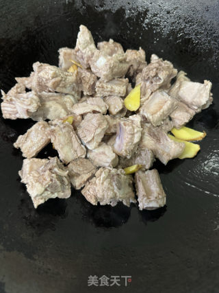 排骨烧鹌鹑蛋的做法步骤：4