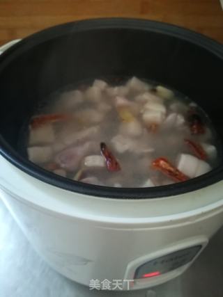 红烧肉炒包菜的做法步骤：2