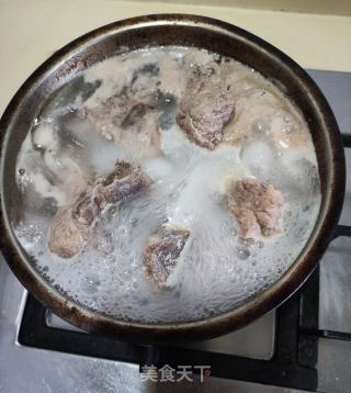 菠菜粉条炖龙骨的做法步骤：1
