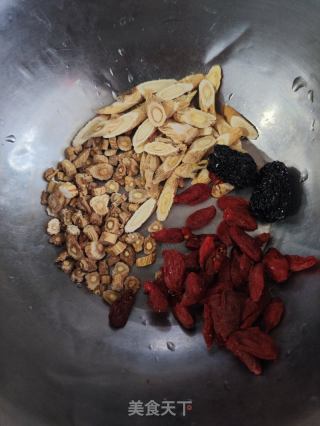 乌鸡海参汤的做法步骤：3