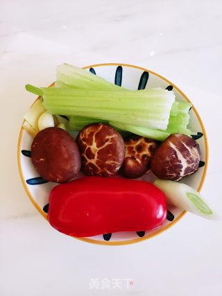 清爽美味西芹炒香菇的做法步骤：1