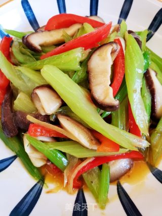 清爽美味西芹炒香菇的做法步骤：7