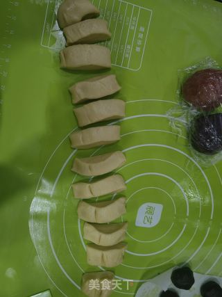 彩色螺旋蛋黄酥的做法步骤：3