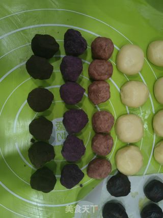 彩色螺旋蛋黄酥的做法步骤：4