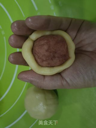 彩色螺旋蛋黄酥的做法步骤：5