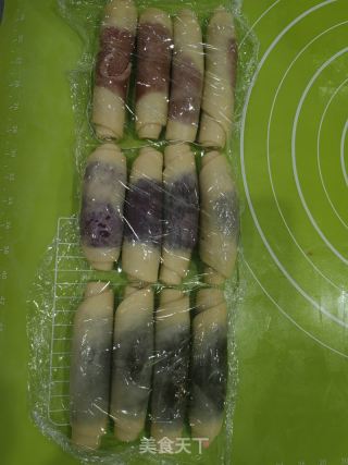 彩色螺旋蛋黄酥的做法步骤：7
