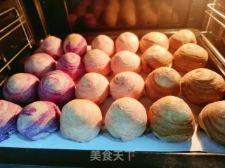 彩色螺旋蛋黄酥的做法步骤：13