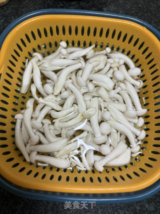 裙带菜菌菇鸡蛋牛肉汤的做法步骤：2