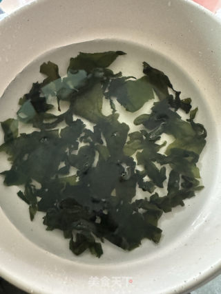 裙带菜菌菇鸡蛋牛肉汤的做法步骤：3