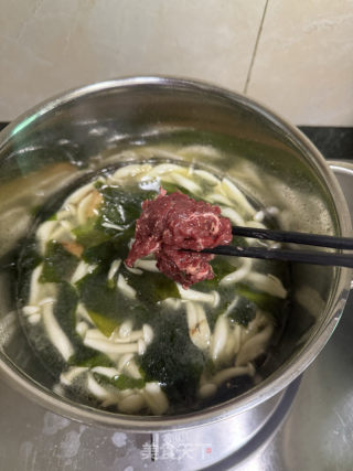 裙带菜菌菇鸡蛋牛肉汤的做法步骤：10