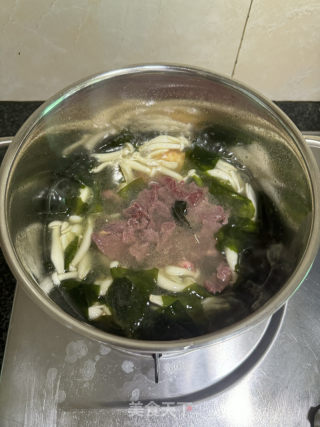 裙带菜菌菇鸡蛋牛肉汤的做法步骤：11