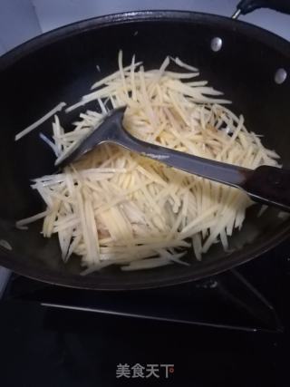 酸辣土豆丝的做法步骤：2