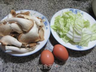 秀珍菇鸡蛋炒大白菜的做法步骤：1