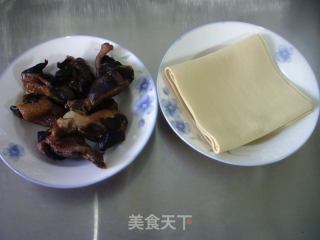 酱鸡翅根蒸厚千张的做法步骤：1