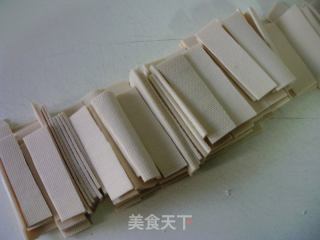 酱鸡翅根蒸厚千张的做法步骤：2