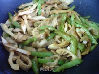 青椒雷笋炒面筋的做法步骤：12