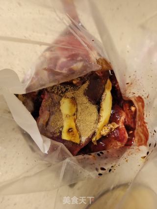 叉烧的做法步骤：1
