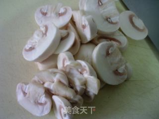 蘑菇酱肉炒双椒的做法步骤：3