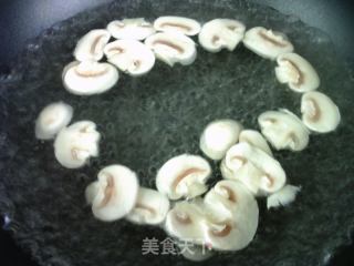蘑菇酱肉炒双椒的做法步骤：4