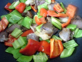 蘑菇酱肉炒双椒的做法步骤：7
