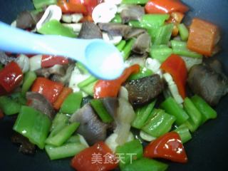 蘑菇酱肉炒双椒的做法步骤：9