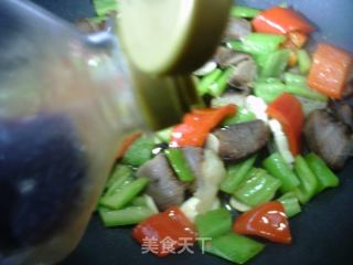 蘑菇酱肉炒双椒的做法步骤：10