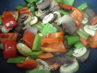 蘑菇酱肉炒双椒的做法步骤：11