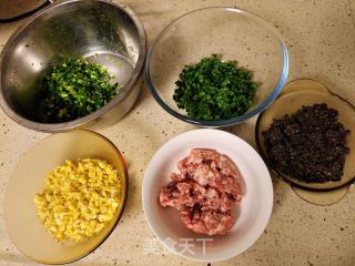 玉米面粉烙饼三种口味（韭菜鸡蛋，韭菜猪肉，芝麻红糖）的做法步骤：2